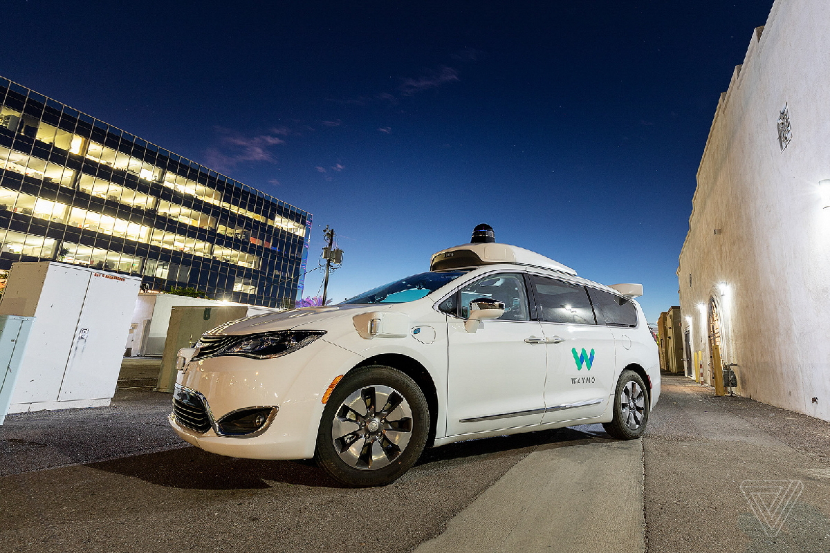 Сейчас, все автомобили сервиса - минивэны Chrysler Pacifica