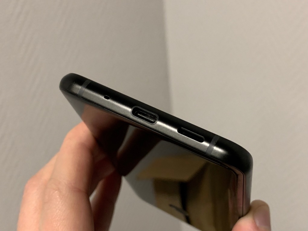 Порт зарядки и USB-C на Яндекс.Телефоне 