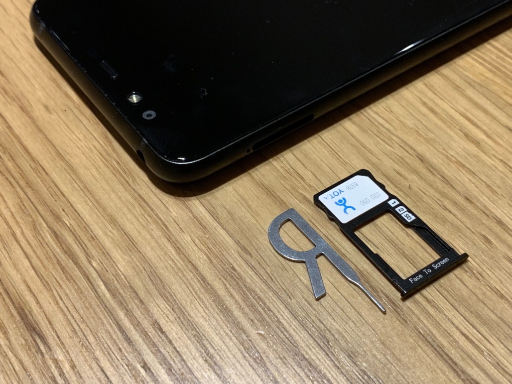 Порт для SIM-карты и необычная открывашка