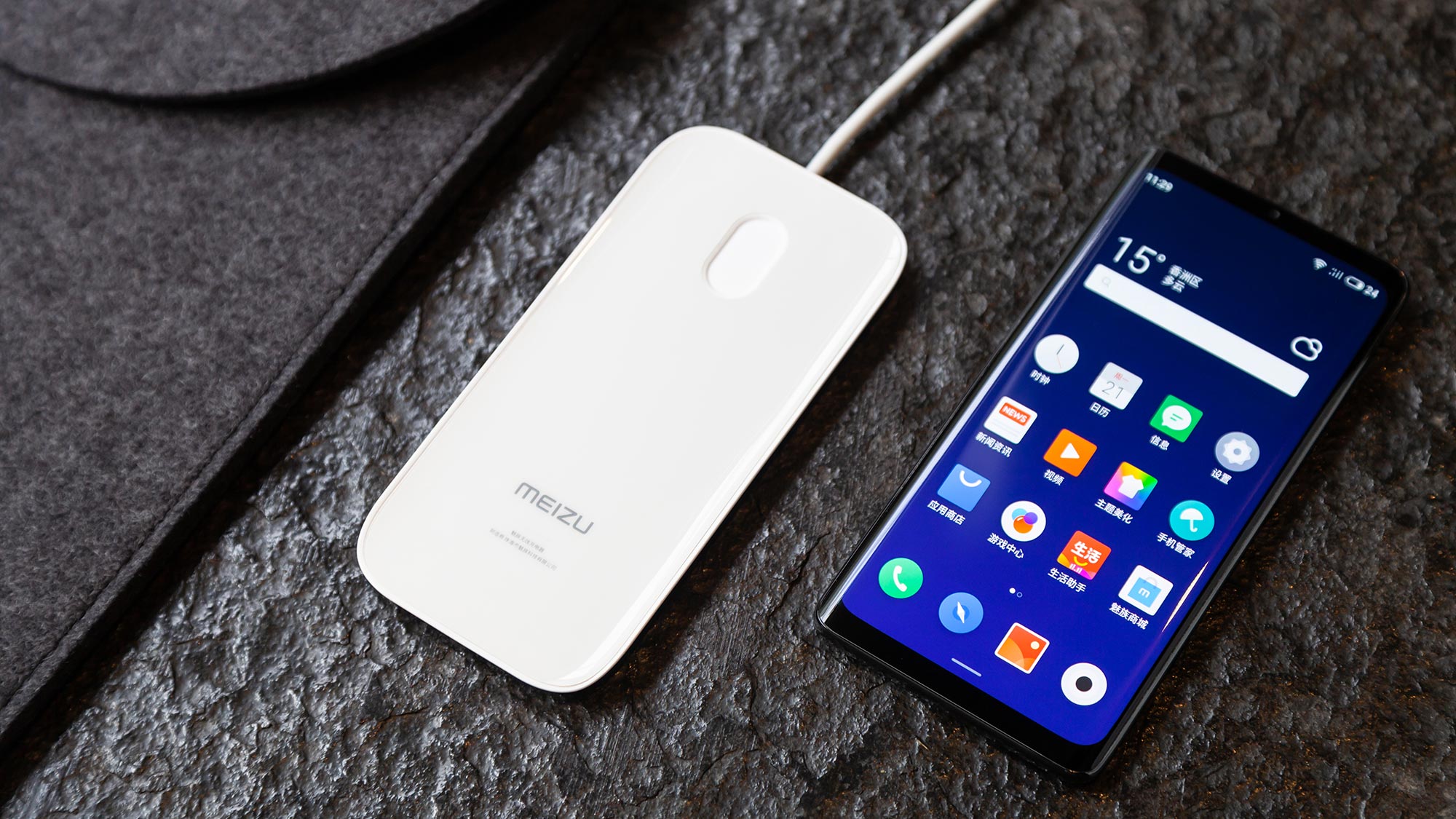 Фирменная беспроводная зарядка от Meizu
