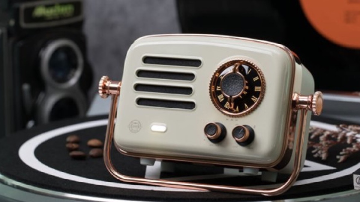 Выглядит радио в стиле шестидесятых