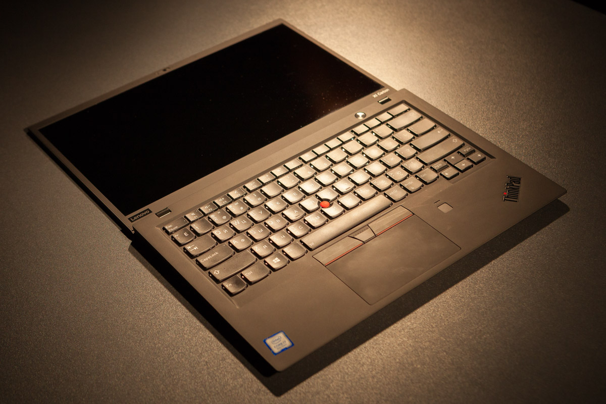 Угол открытия крышки ноутбука Lenovo X1 Carbon - 180 градусов