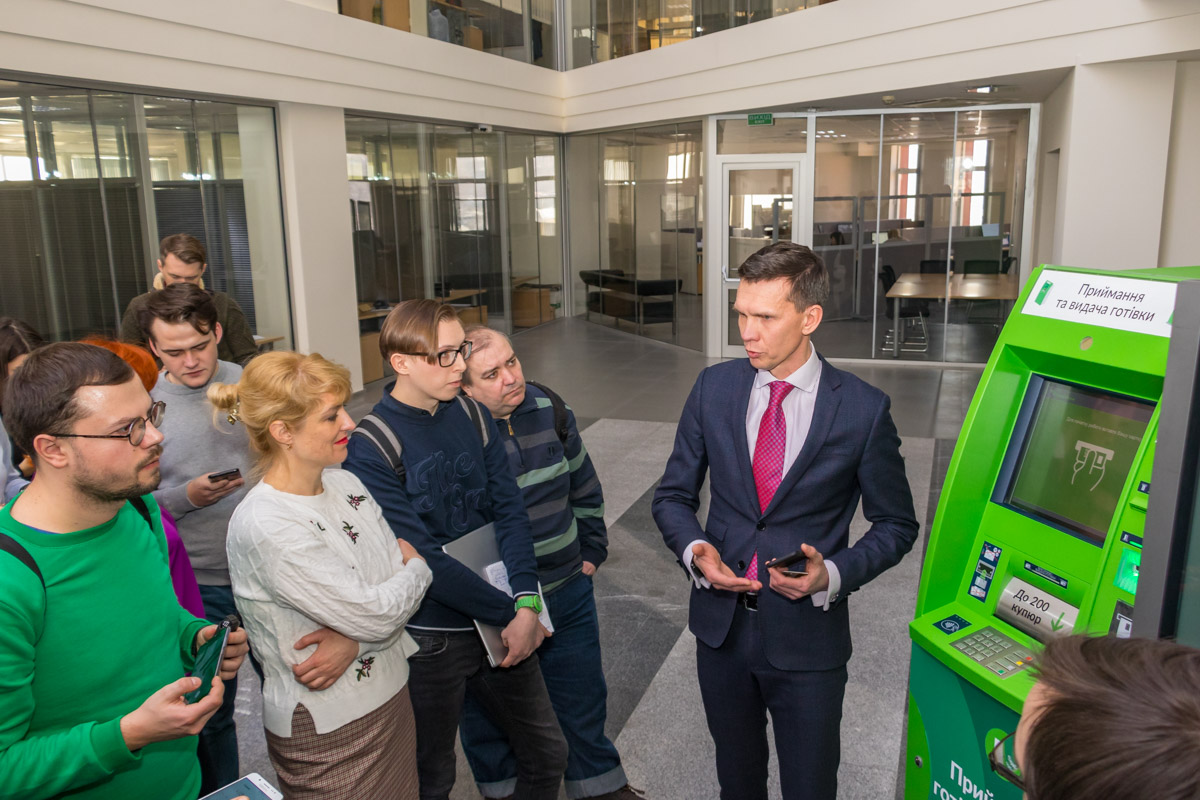 Алексей Шабан лично продемонстрировал журналистам новые банкоматы