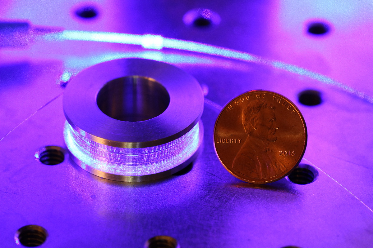 Дело в том, что ширина линии именно этого лазера составляет всего лишь 20 герц