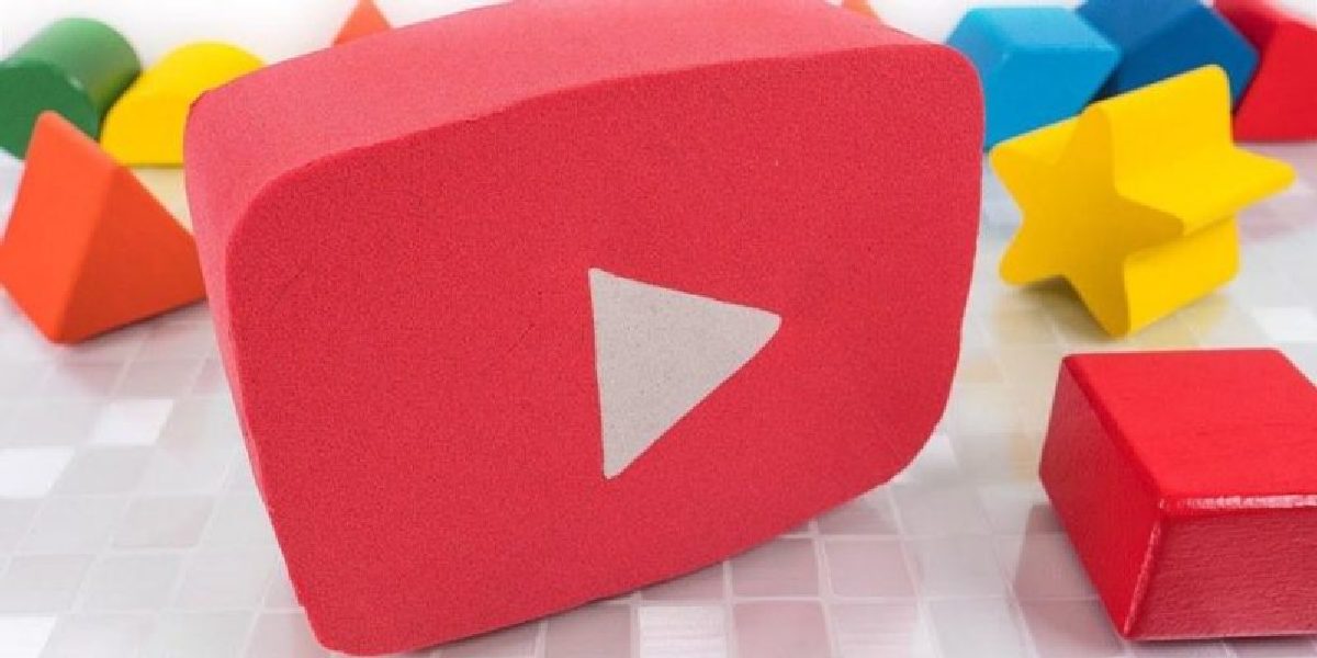 YouTube Kids оформлен в красочном дизайне и запускается с забавной анимацией