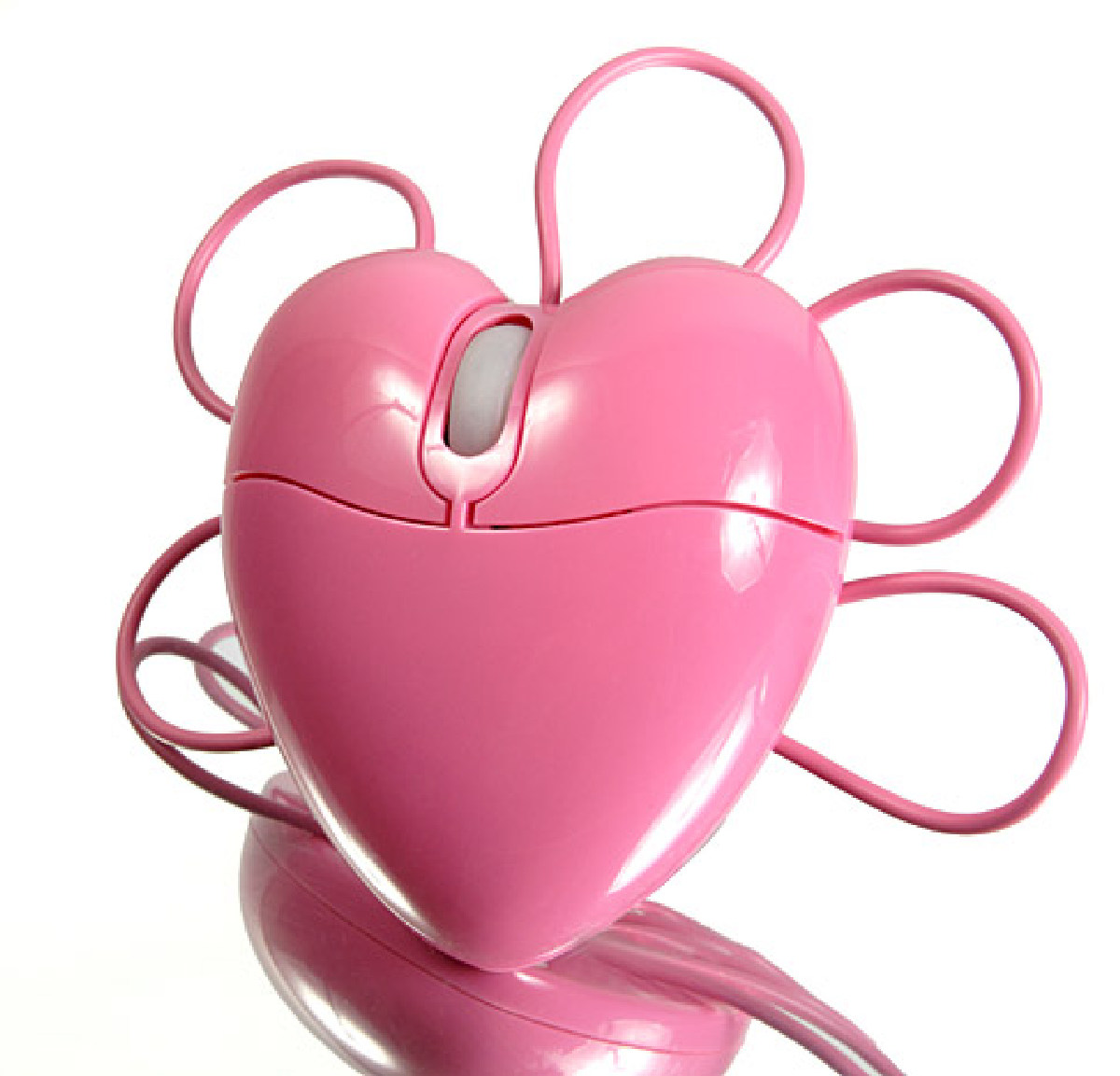 Мышь выполнена в форме сердца