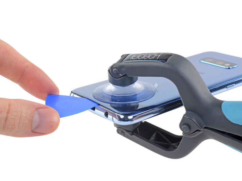 Для открытия смартфона корпус нужно нагреть специальной грелкой