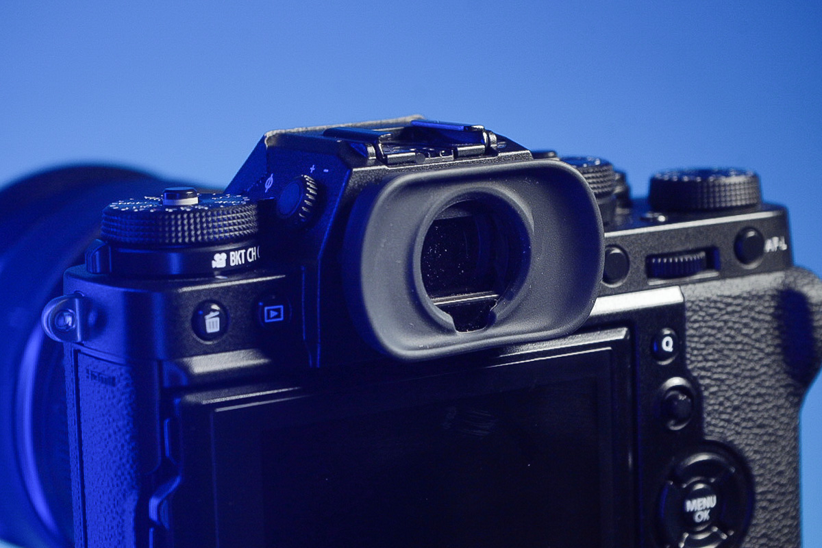 Камера имеет удобное расположение органов управления