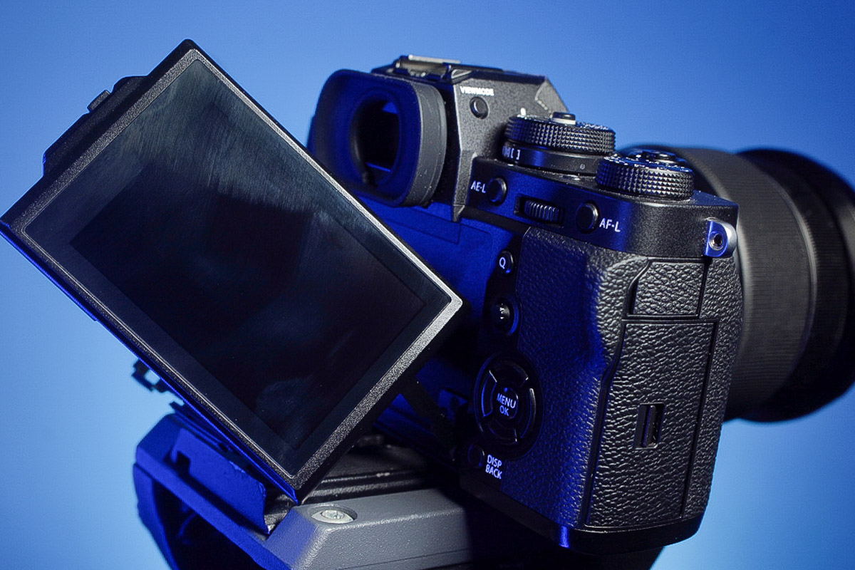 В камере Fujifilm X-T3 разработчики добавили еще одно горизонтальное направление для экрана