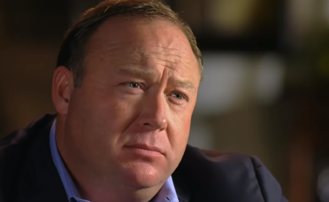 На Facebook личная страница Джонса закрыта еще с июля