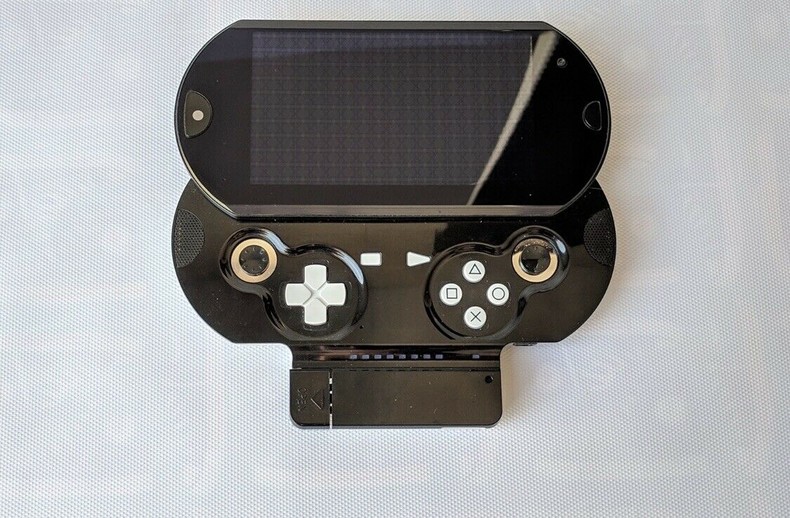 Эксклюзивная PS Vita в раскладном виде