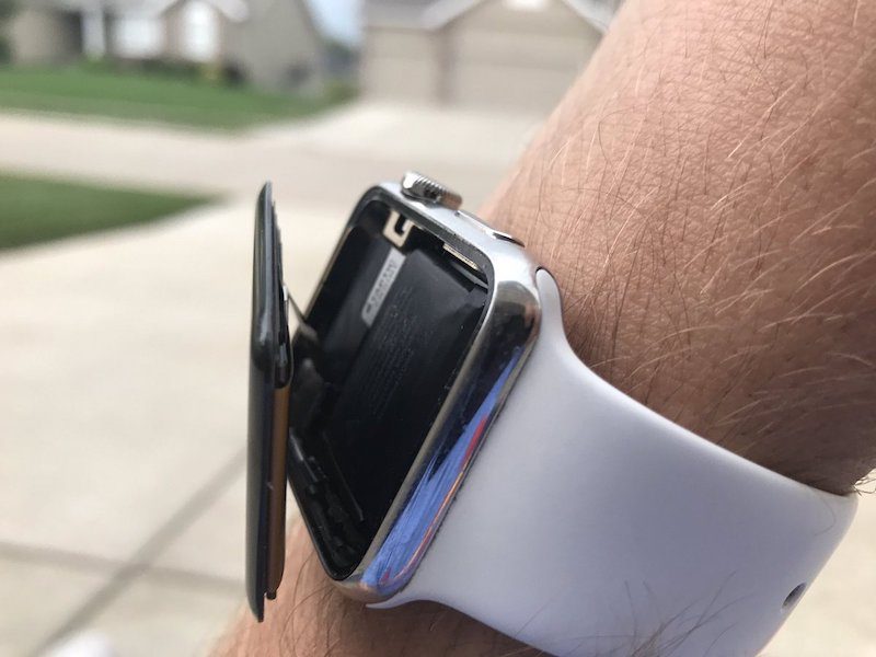 Apple Watch с отключенным дисплеем и раздувшейся батареей Apple Watch с отключенным дисплеем и раздувшейся батареей