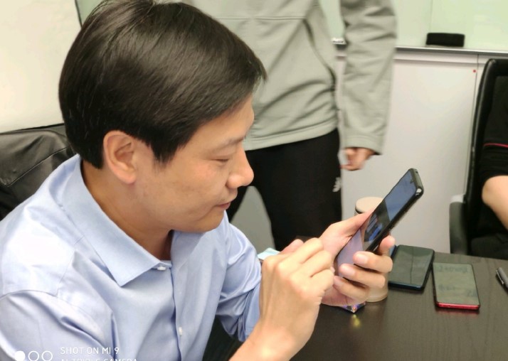 Интересен тот смартфон, что лежит на столе