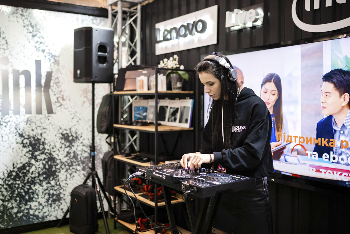 Многочисленных посетителей развлекала музыкой девушка-DJ