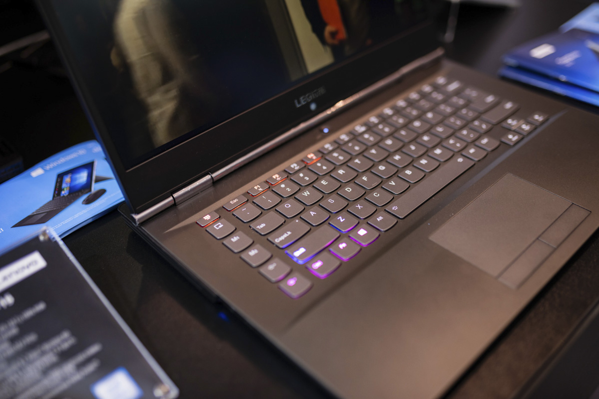Клавиатура имеет с регулируемую RGB подсветку, влагозащитное покрытие, а время отклика равно 1 миллисекунду