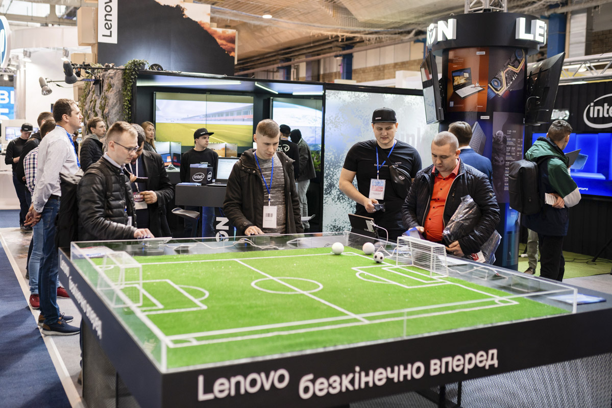 Компания Lenovo предложила всем желающим поиграть поиграть в технологичный футбол и выиграть специальные призы