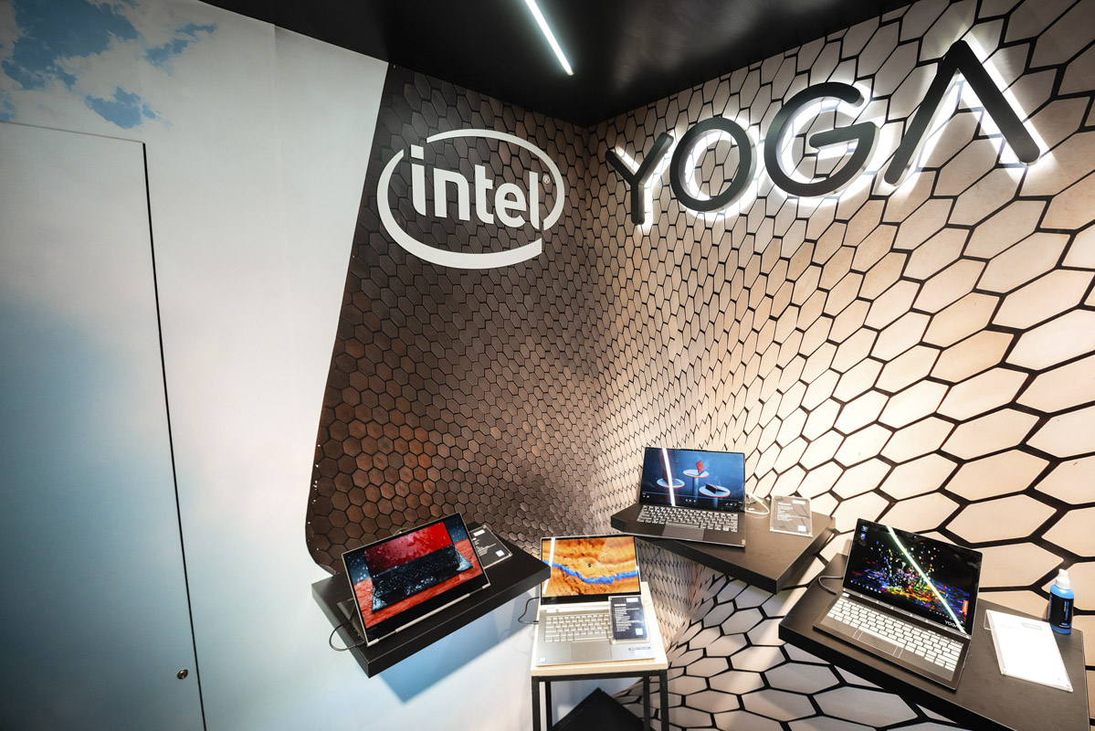 Yoga C930 буквально недавно был удостоен отдельной презентации