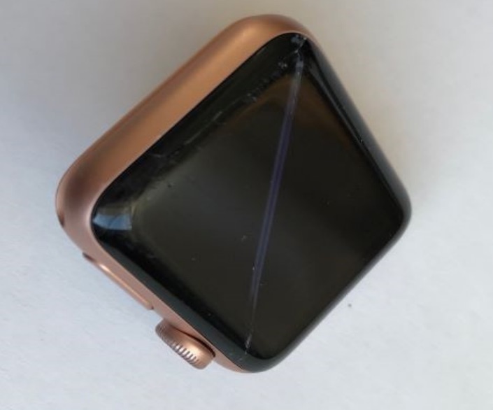 Поврежденные истцом Apple Watch Series 3 Поврежденные истцом Apple Watch Series 3