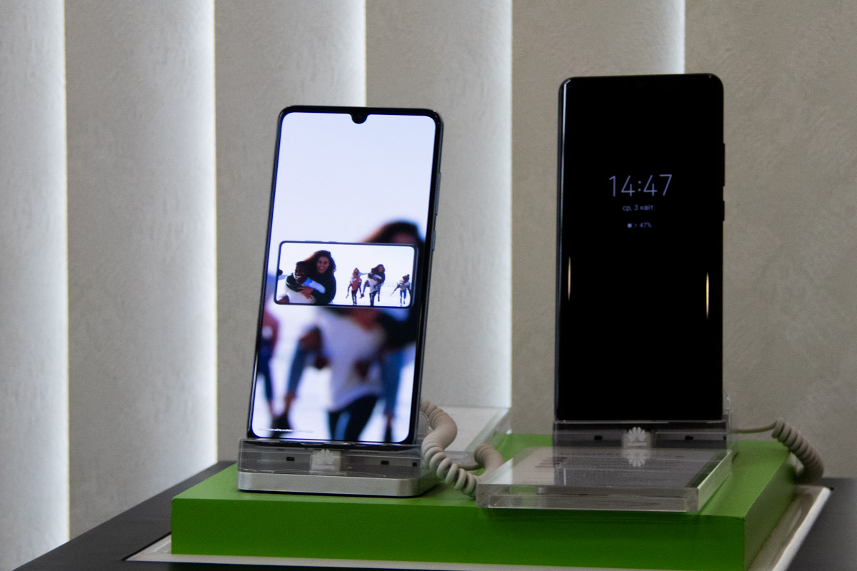 Дизайн флагманов от Huawei не особо выделяется на фоне конкурентов - все та же безрамочность и максимальная маскировка камер