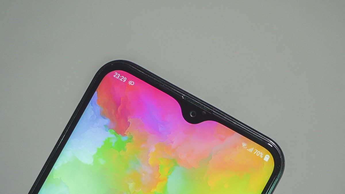 Samsung M20 выглядит достаточно стильно