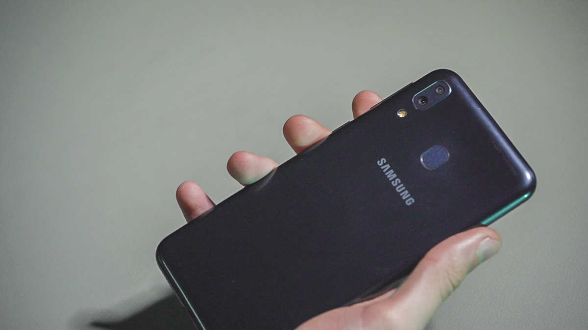 Samsung M20 хорошо лежит в руке