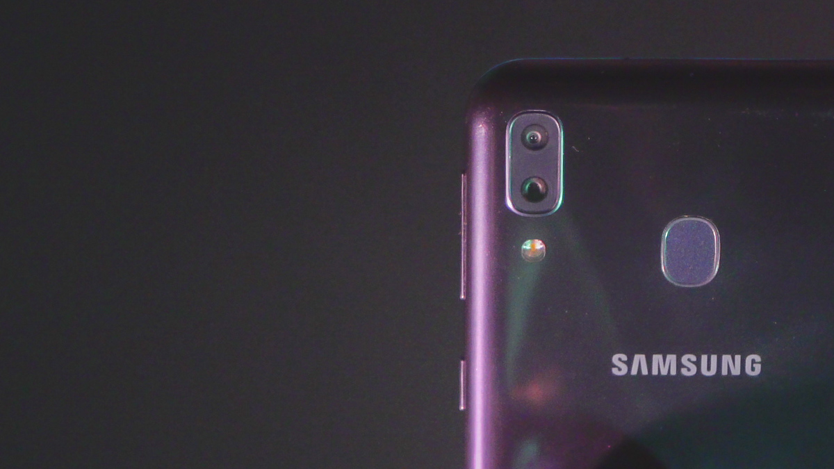 Samsung Galaxy M20 оснащен основной 13 МП камерой с f/1.9 и дополнительной (широкоугольной) камерой на 5 МП с f/f.2 и углом обзора 120 градусов