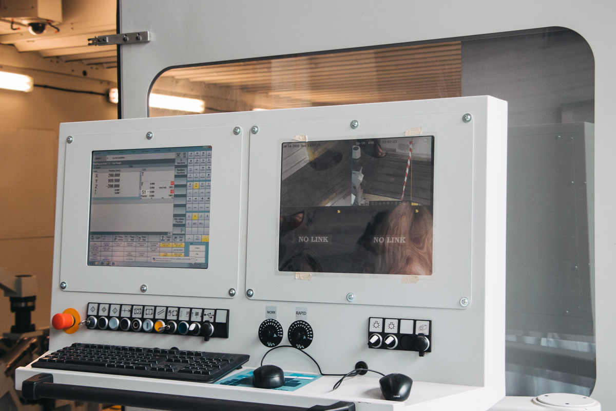 Данный центр позволяет создавать детали из композитных и углеродных материалов с точностью до пяти сотых миллиметра