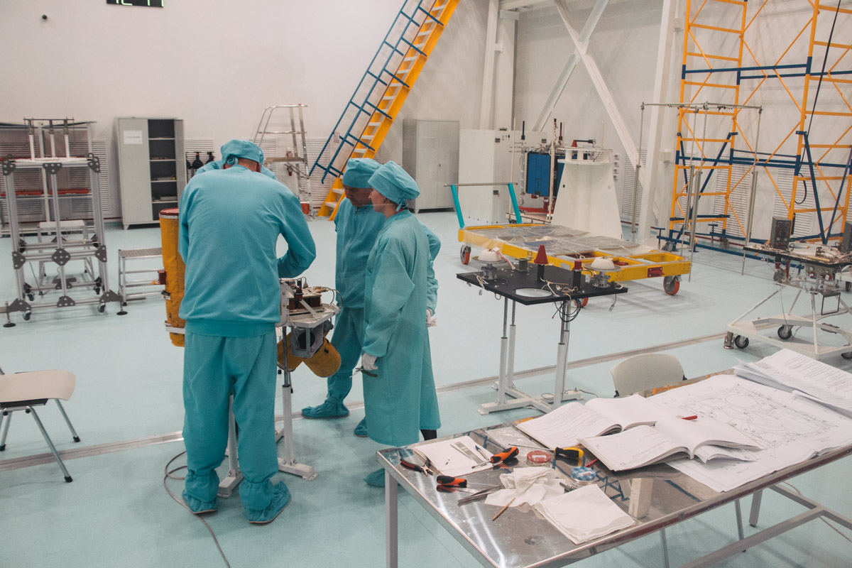 Сборка спутника дистанционного зондирования Земли СИЧ-2-1