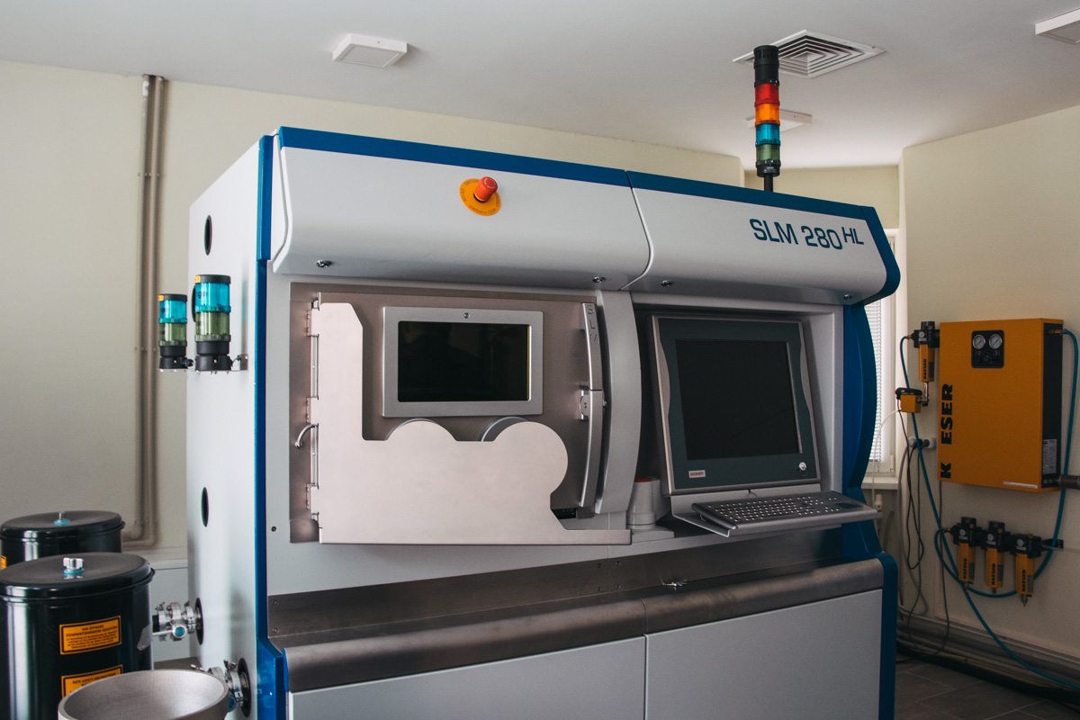 3D-принтер печатает из металлической крошки