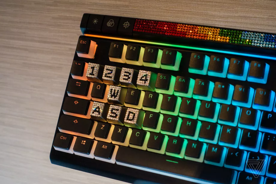 Инкрустированные драгоценными камнями клавиши действительно имеют хорошее сцепление