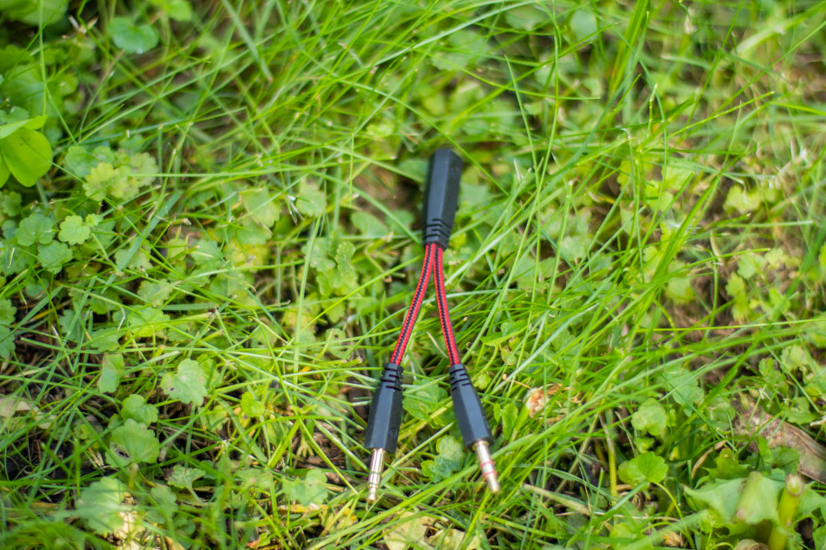 Имеется переходник, разветвитель на раздельные порты для подключения динамиков и микрофона