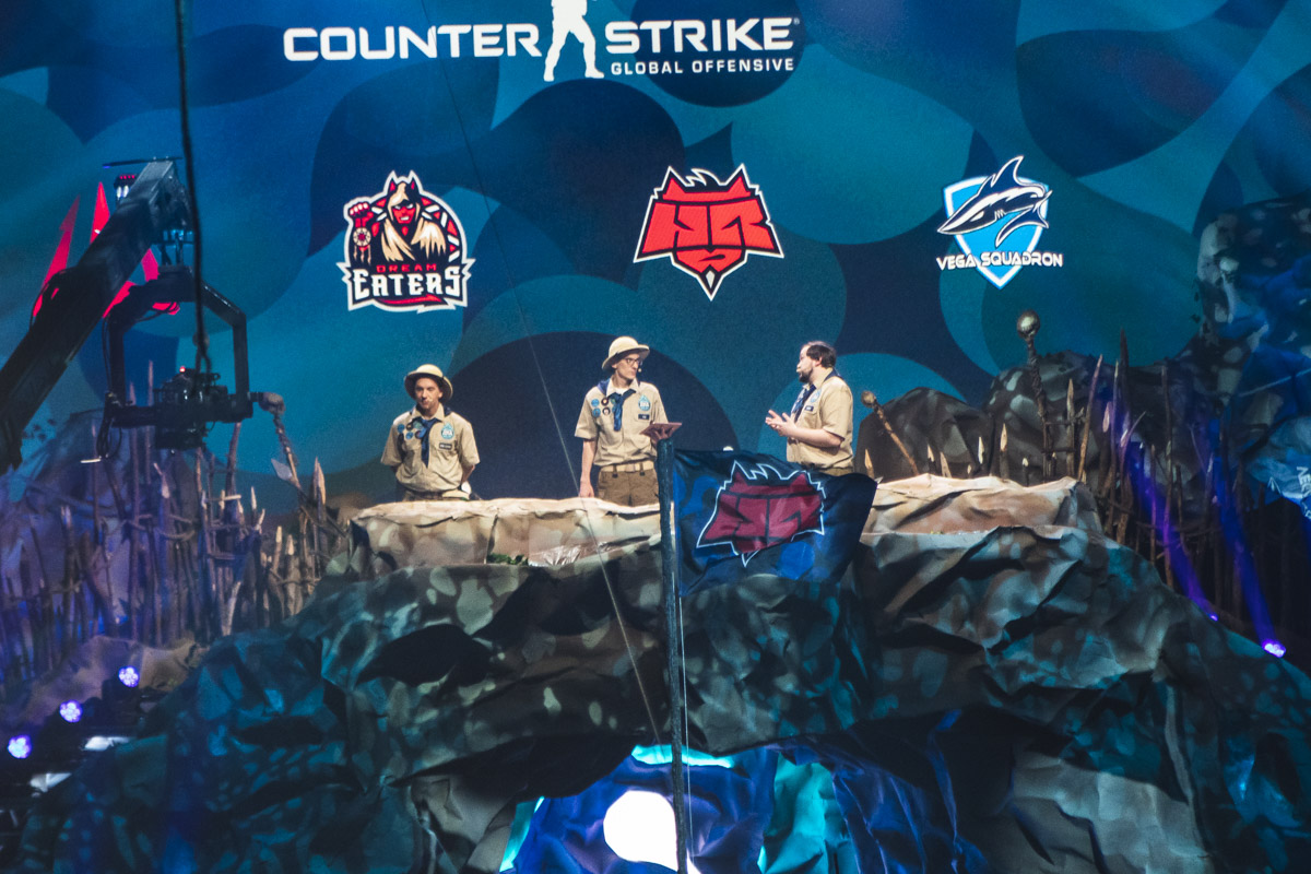 Ведущие в тематических нарядах Ведущие в тематических нарядах