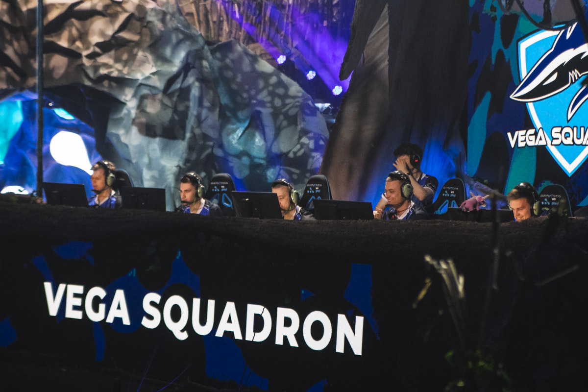 Счастливые улыбки на лицах игроков после тяжелой катки Счастливые улыбки на лицах игроков после тяжелой катки