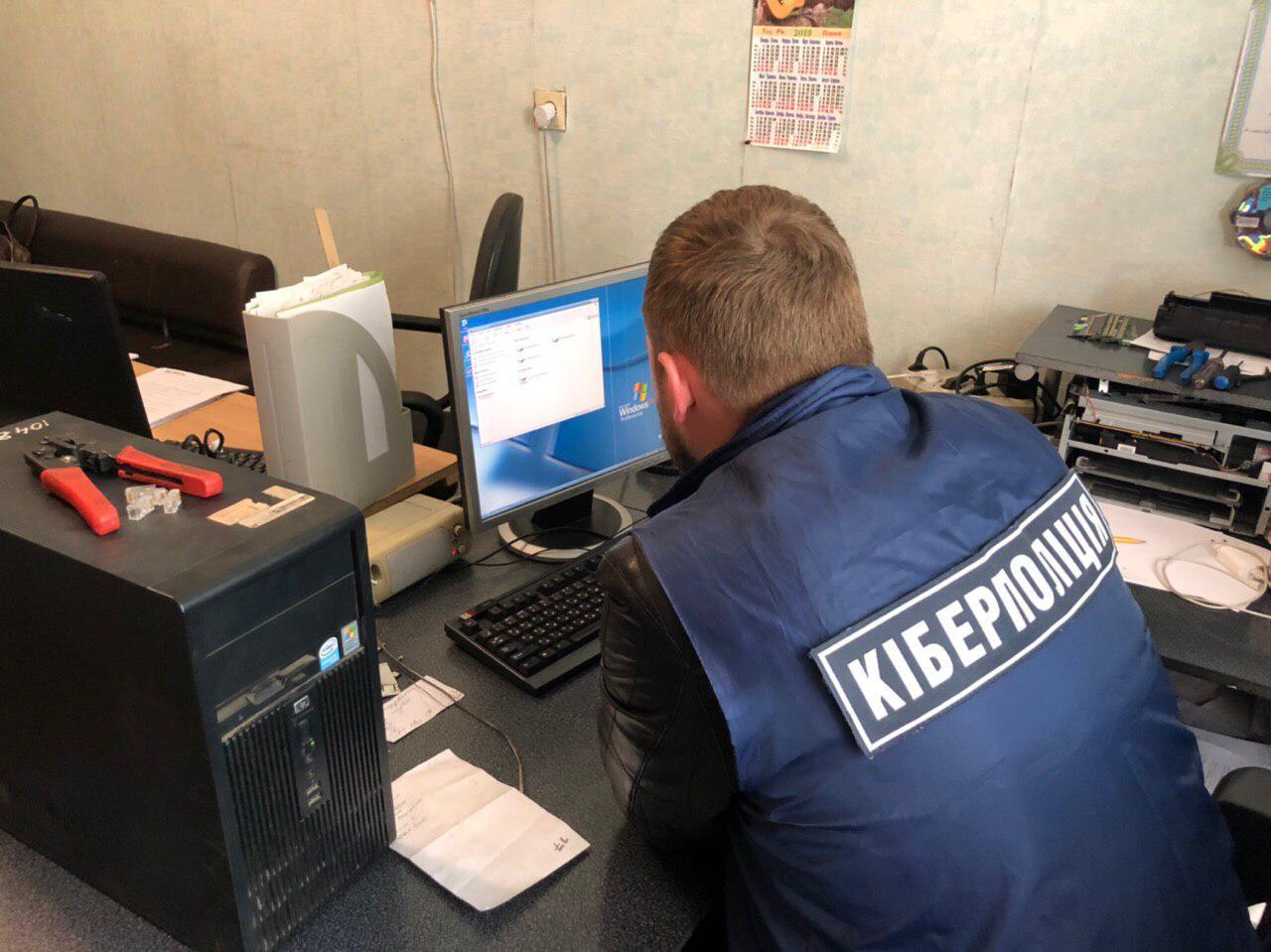 Киберполиция провела обыски дома у подозреваемых, а также в региональном управлении Государственной фискальной службы
