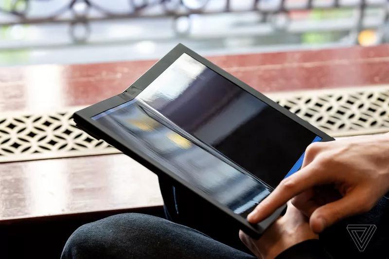 Lenovo работает над качеством сгибающего шарнира