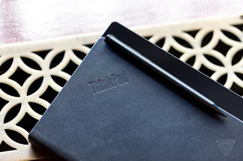 В комплекте идет стилус Wacom 