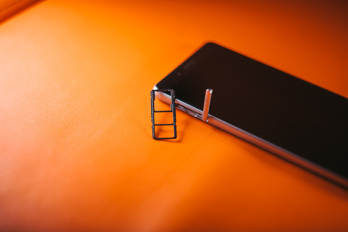 В Sony Xperia L3 радует и слот для 2SIM + microSD