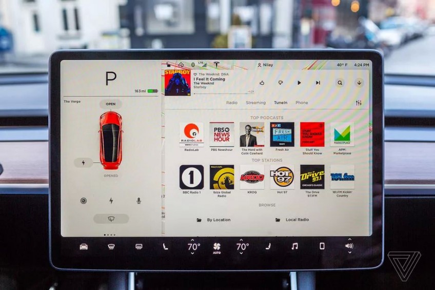 В Tesla появится возможность транслировать с YouTube и Netflix