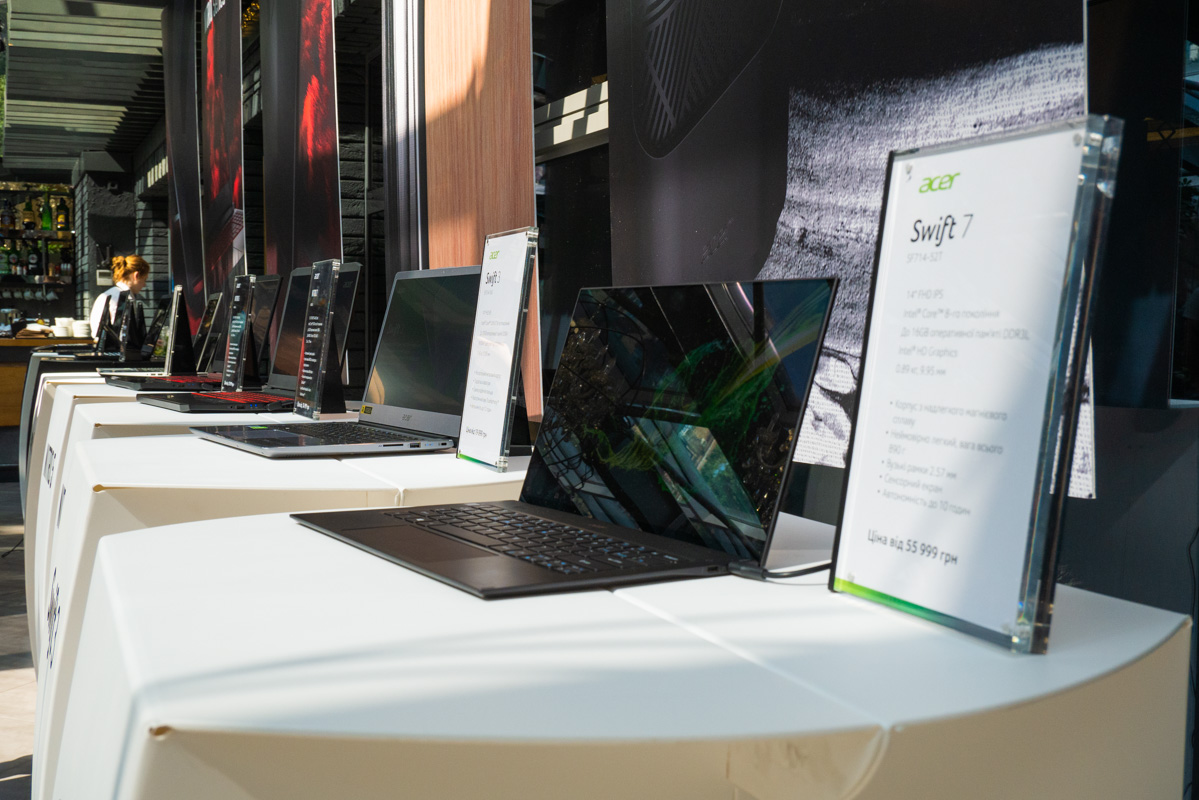 Вес Acer Swift 7 не превышает 890 граммов при толщине в 10 миллиметров