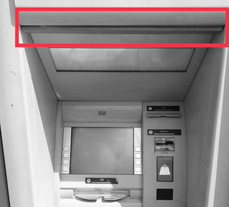 Деньги воруют с помощью специальных скимминговых устройств, которые устанавливаются преступниками в банкоматы