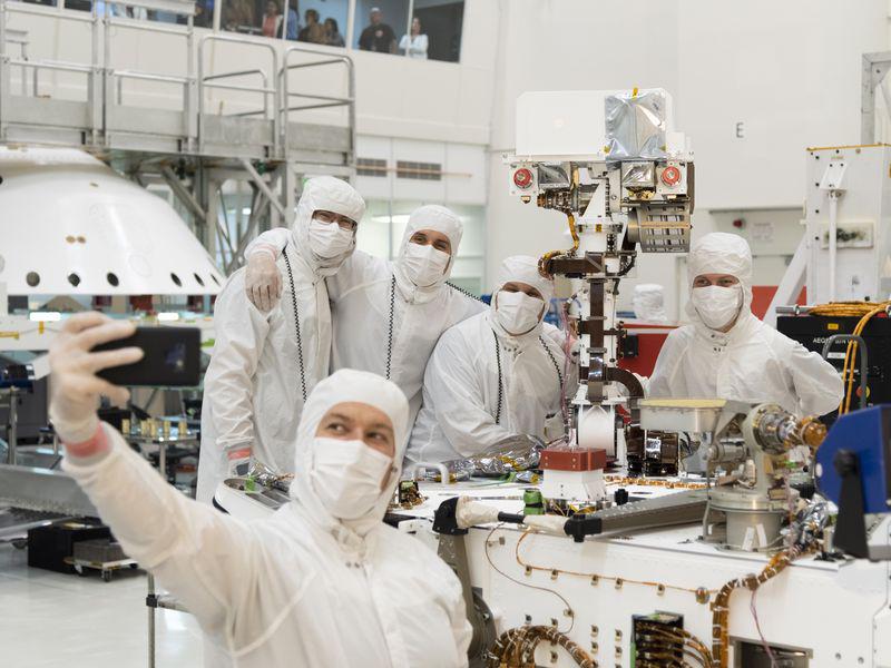 Селфи сотрудников NASA по сбору марсохода