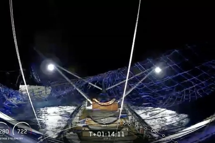 SpaceX впервые поймала носовой обтекатель ракеты с помощью гигантской сети