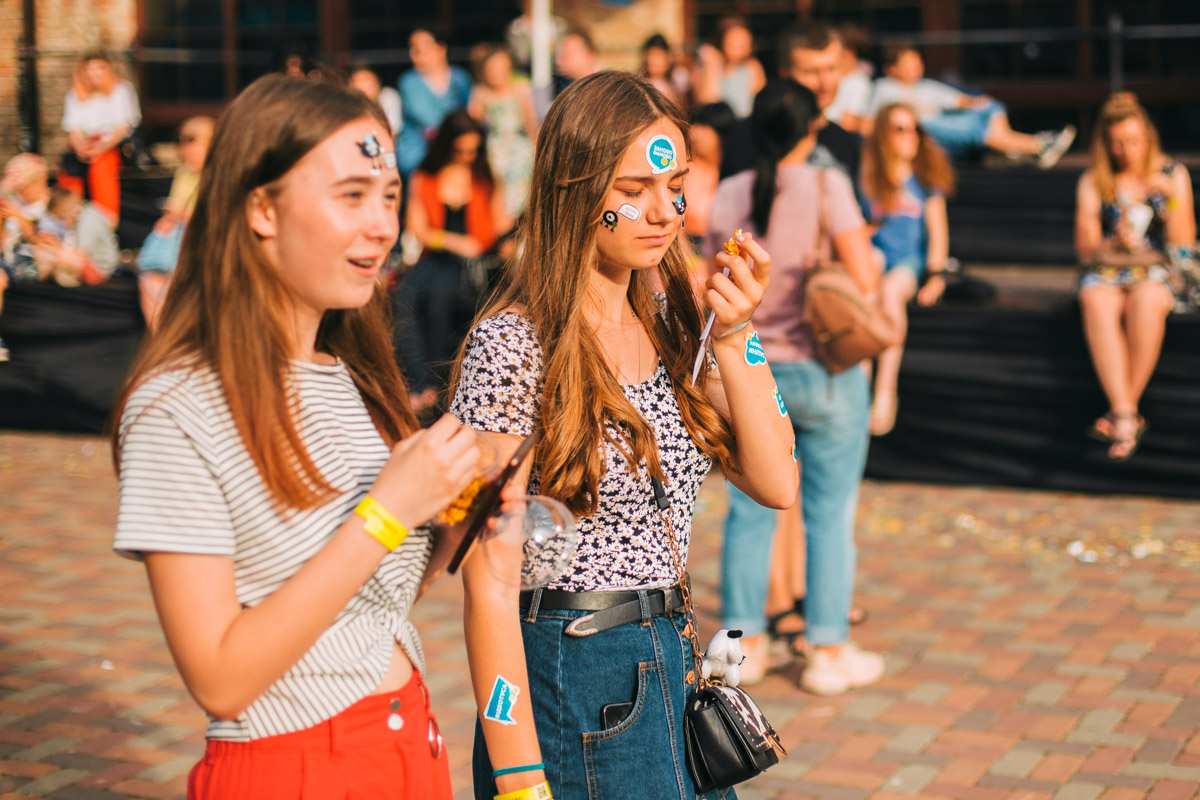 И мы обязательно зафиксируем ваши счастливые лица И мы обязательно зафиксируем ваши счастливые лица