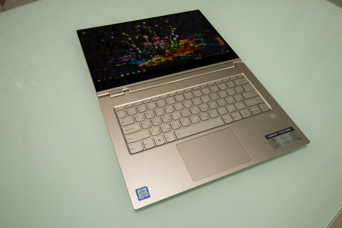 Вага в нього досить невелика, як для ноутбука - майже 1.4кг