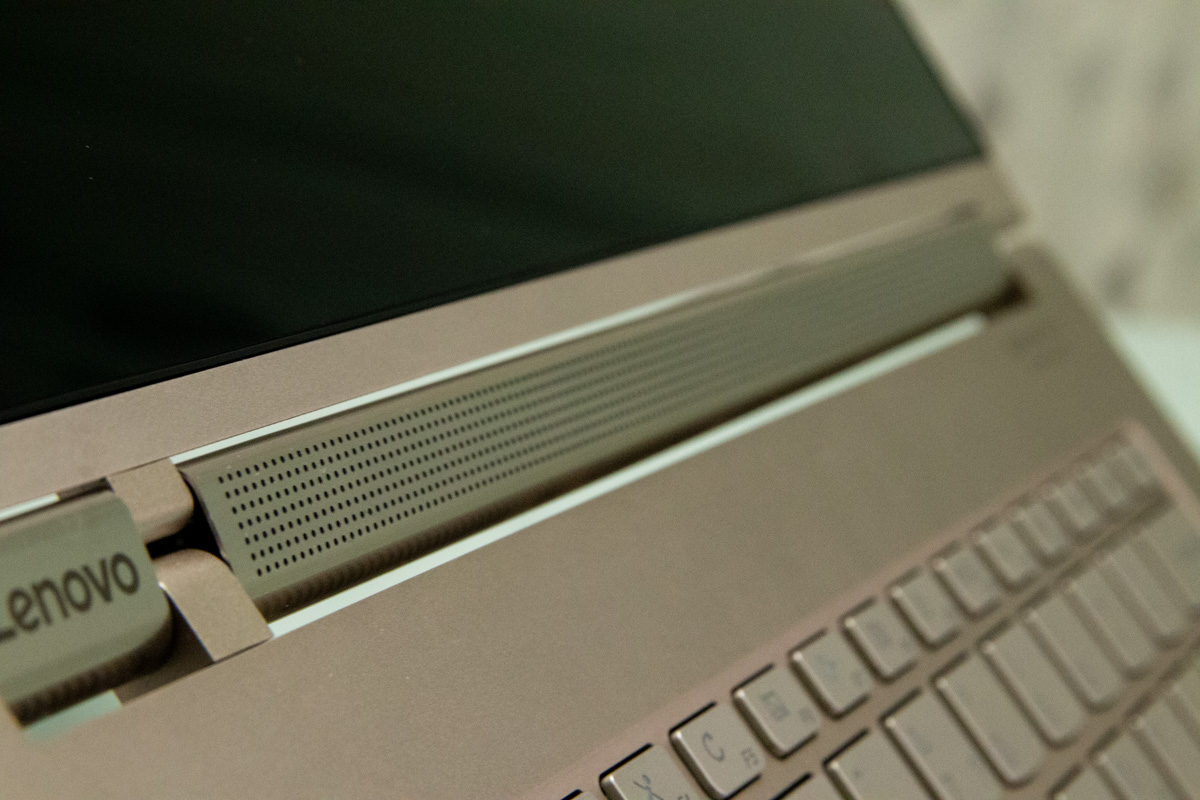 Тут стоїть акустична система Dolby Atmos, що чудово пасує цьому комп‘ютеру