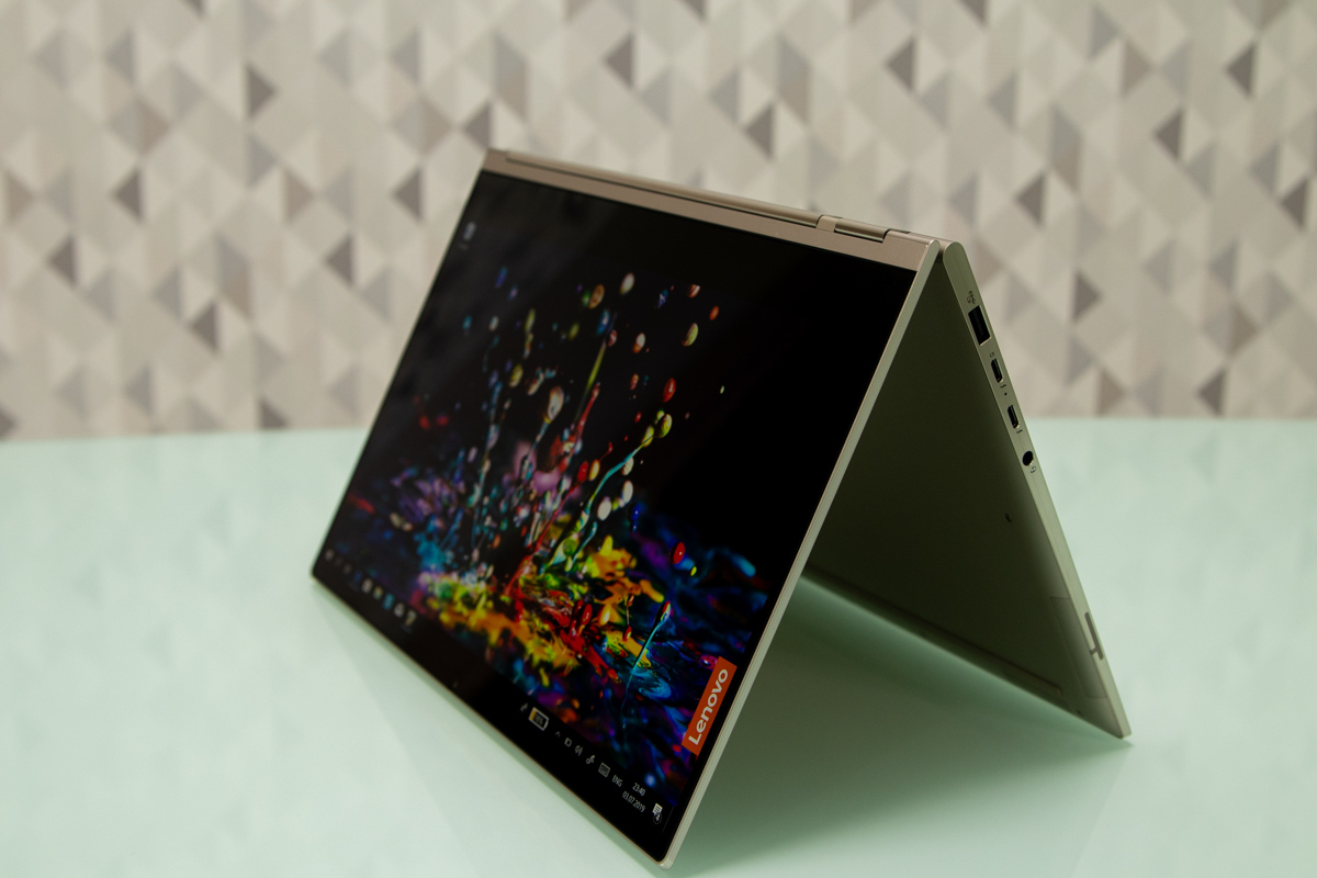 Екран ноутбука рухається на 360°