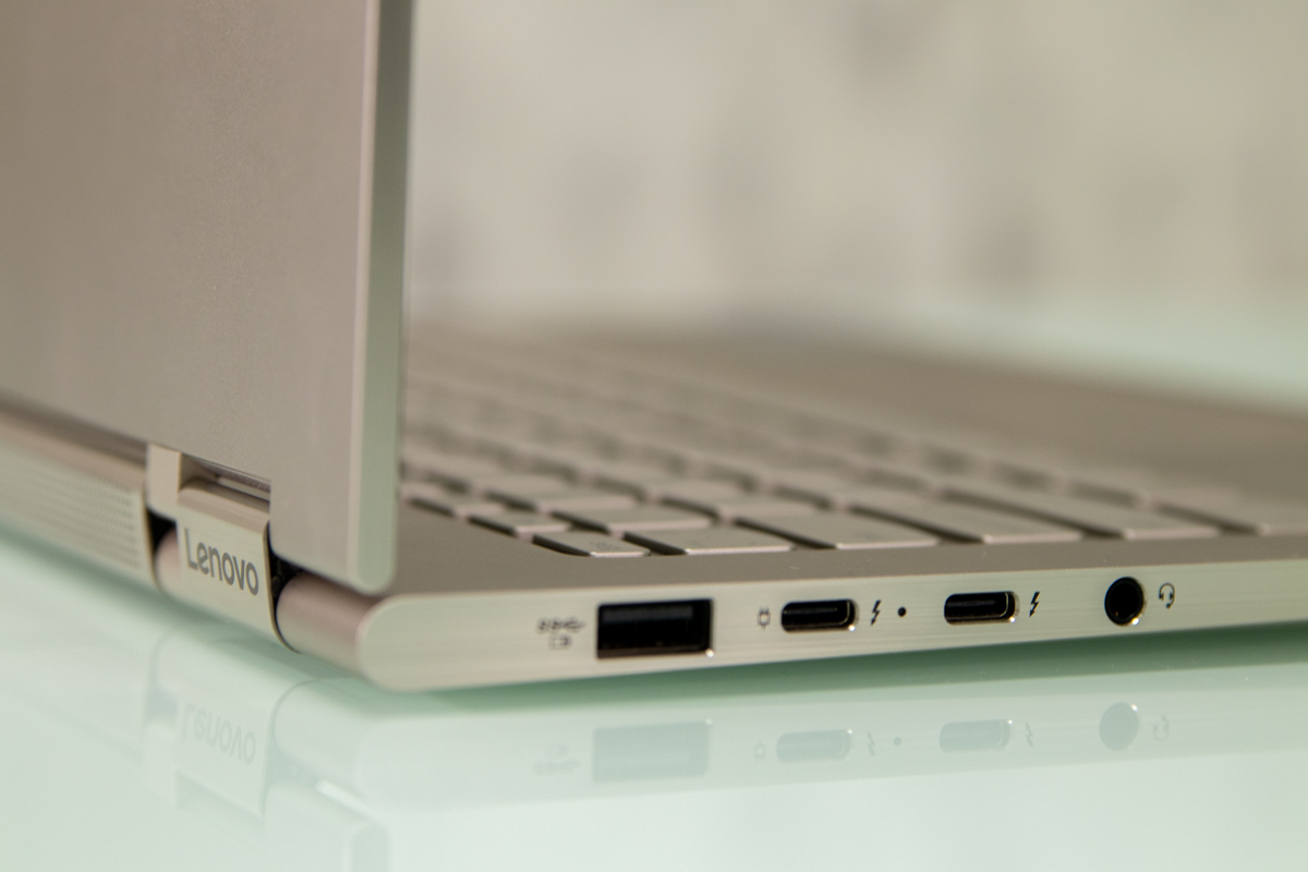 Роз’ємів тут не багато: стандартний під USB, 2 входи під type C, і 1 вхід для навушників