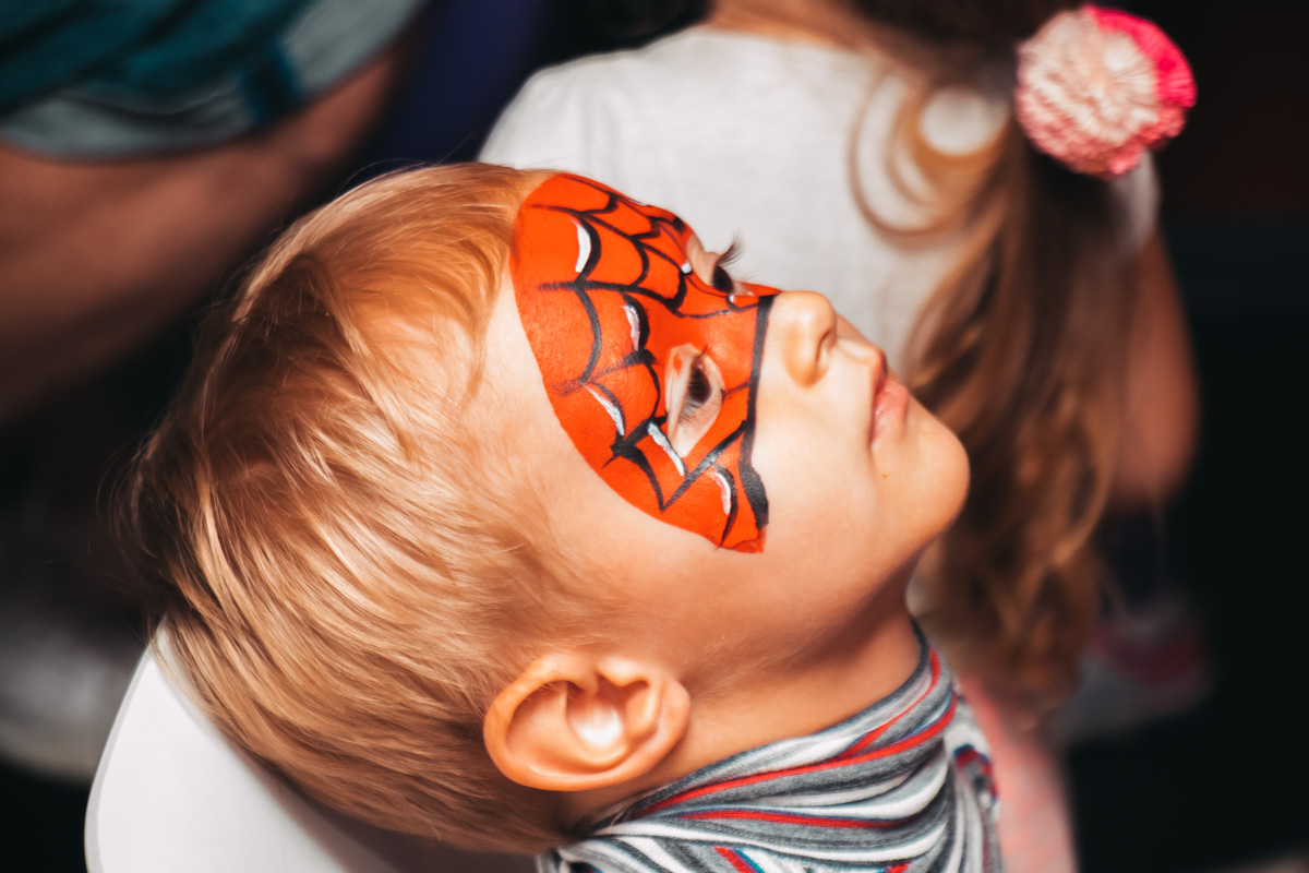 Маленький фанат Человека-паука тоже заглянул