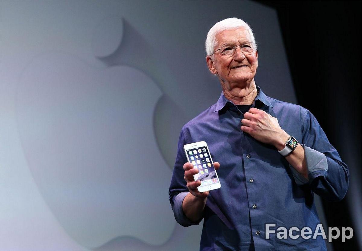 Тим Кук со своим стареньким iPhone