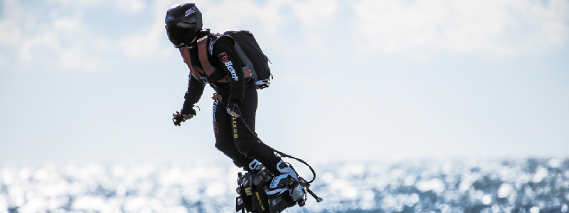 Французский “Летающий человек” пересек канал на реактивном ховерборде